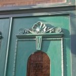 Řezby na výklad a dveře restaurace - detail